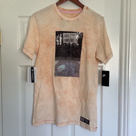 Mens Small NWT Nike Sportswear Shirt NYC New York Basketball Orange CZ9016-071 - Picture 1 of 7